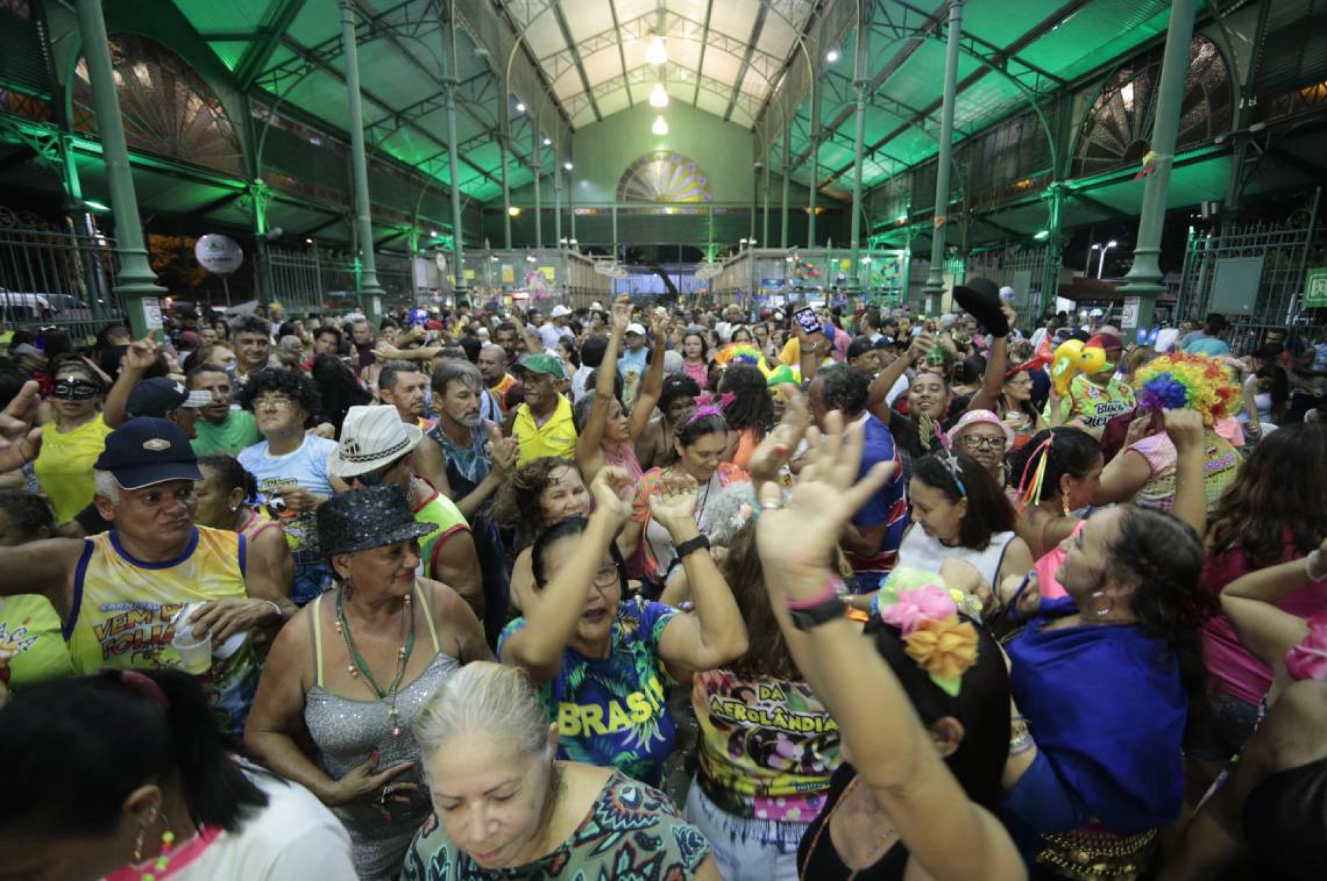 Programação do primeiro fim de semana de Pré-Carnaval de Fortaleza foi anunciada antes da finalização dos editais que selecionaria atrações para o período. Na foto, registro de festa no Mercado da Aerolândia em 2020 (Foto: Fco Fontenele)