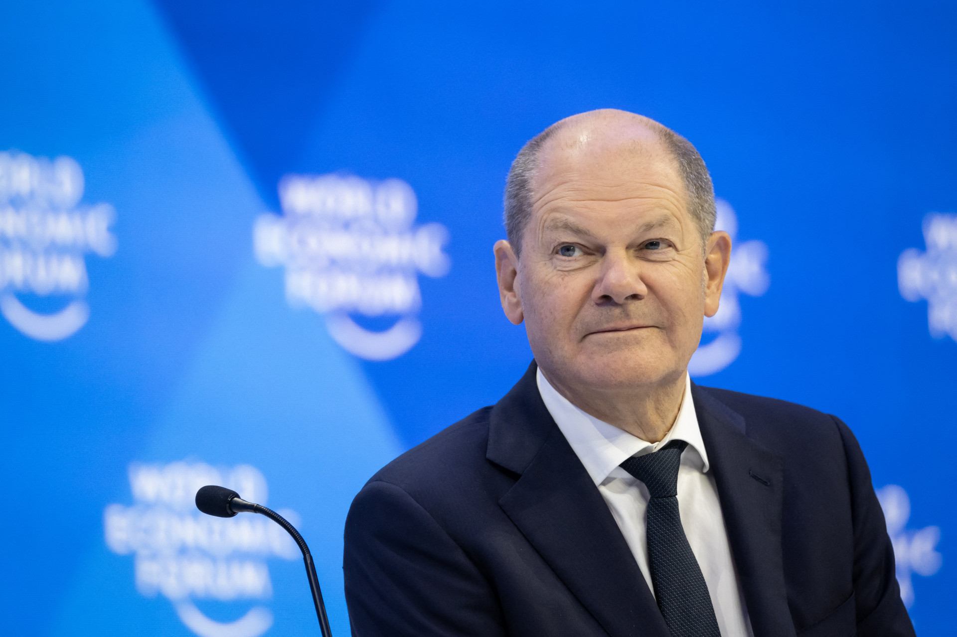 O chanceler alemão Olaf Scholz observa antes de fazer um discurso no centro de congressos durante a reunião anual do Fórum Econômico Mundial (WEF) em Davos em 18 de janeiro de 2023.
 (Foto: Fabrice COFFRINI / AFP)