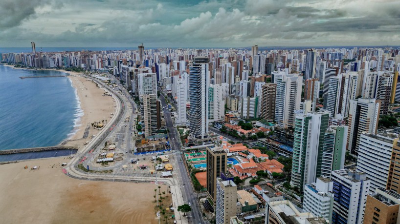 Imagem aérea do bairro Meireles, em Fortaleza, com céu com nuvens carregadas