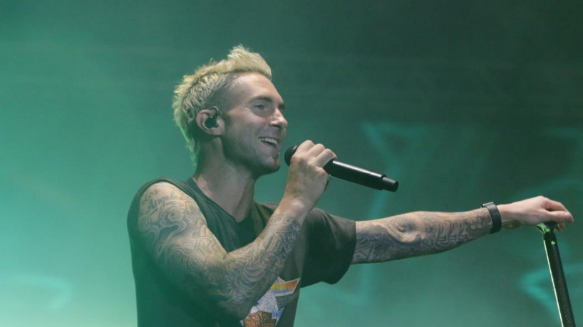 Adam Levine, vocalista da Banda Maroon 5, durante apresentação no Marina Park Hotel em 2016