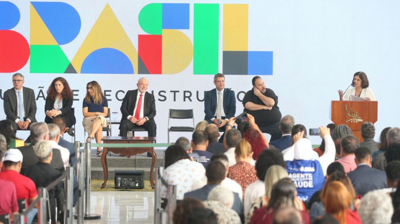 E/D. Ministro da Secretaria de Rel. Institucionais da Presidência da. República, Alexandre Padilha,  ministra da Gestão: economista Esther Dweck, primeira Dama Janja Lula da Silva, Presidente Luiz Inácio Lula da Silva, ministra da Saúde, Nísia Trindade, ministro da Secretaria Geral, Márcio Macêdo, e o representante do  SINDACS , Sandro Sá. 