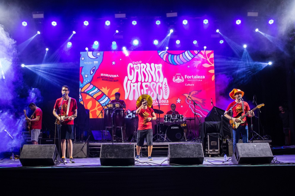 Luxo da Aldeia integra Ciclo Carnavalesco de Fortaleza com apresentações no Aterro da Praia de Iracema(Foto: FERNANDA BARROS)