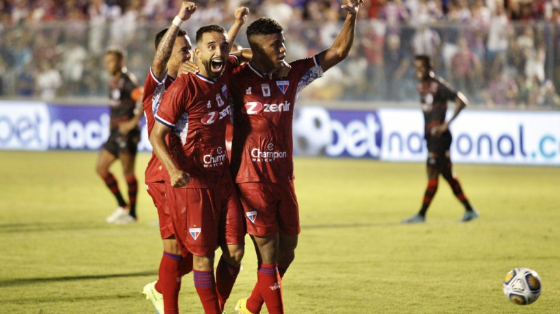 Hércules comemora gol com Caio Alexandre e Pikachu