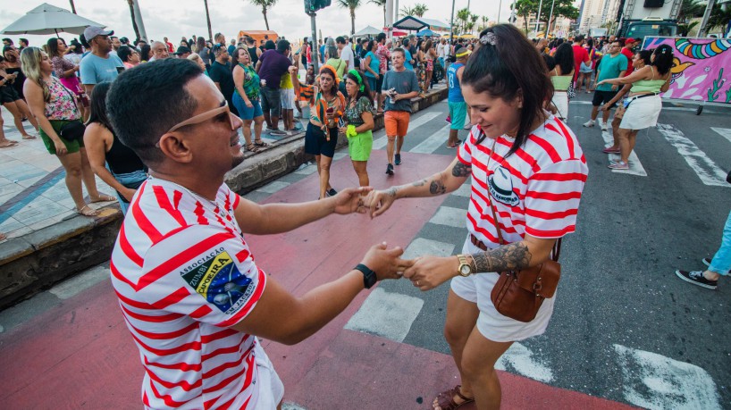 FORTALEZA, CEARÁ, 21-01-2023: Pré-Carnaval de Fortaleza, na Praia de Iracema, com o bloco Unidos da Cachorra. (Foto: Fernanda Barros/ O Povo)