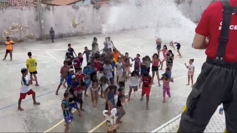 Bombeiros animaram crianças em colônia de férias 