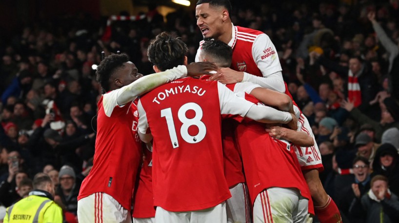 Arsenal vence Brentford com gol no fim e é novo líder do Inglês