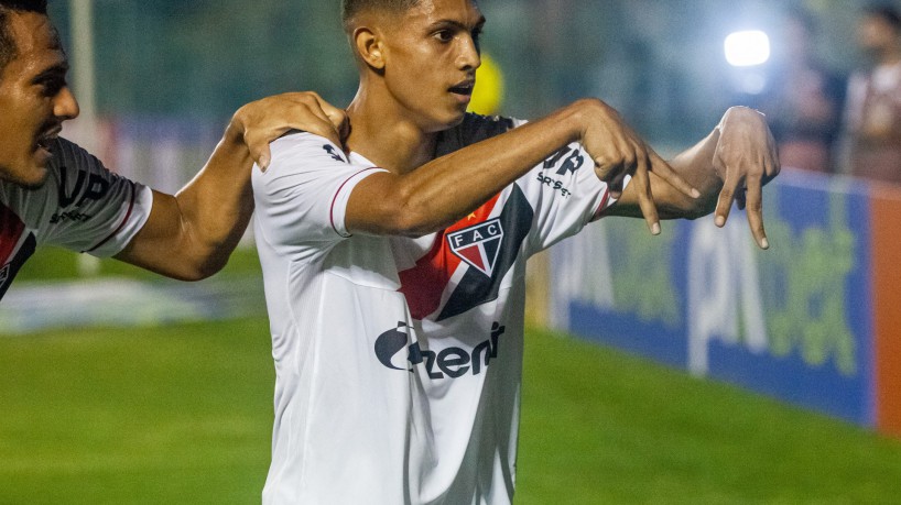 Erick Pulga comemora gol marcado sobre o Ceará, pela Copa do Nordeste 