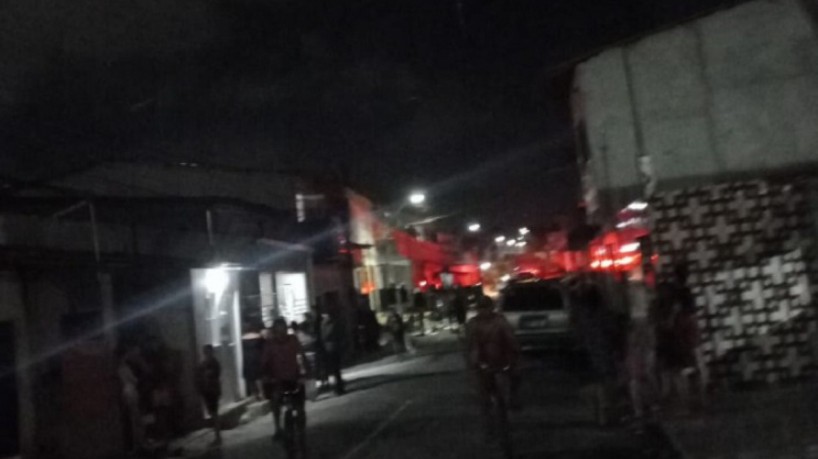 Foto registrando a movimentação na rua Geraldo Avelino Ferreira, no bairro Pajuçara, em Maracanaú, após o assassinato de Raimundo Wyllemy Souza Lima