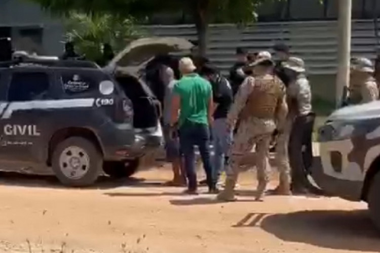 Momento em que Cícero Roberto da Silva, de 60 anos, era conduzido à Delegacia Regional de Iguatu, onde foi lavrado o flagrante contra ele