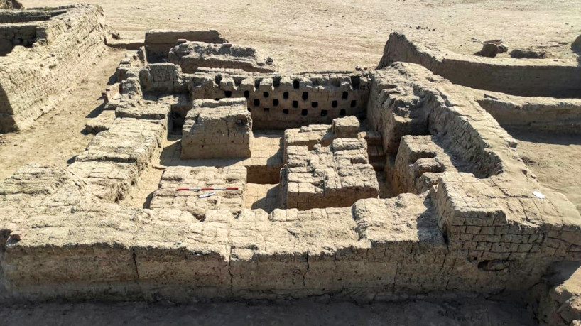 Uma vista das escavações arqueológicas com a recente descoberta de uma cidade no Egito