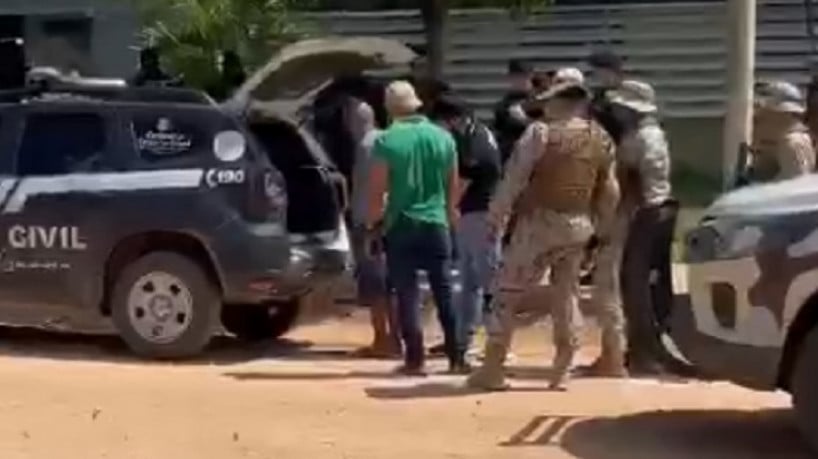 Momento em que Cícero Roberto da Silva, de 60 anos, era conduzido à Delegacia Regional de Iguatu, onde foi lavrado o flagrante contra ele