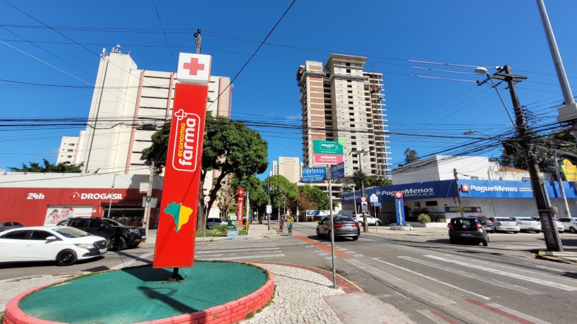 Encontro das farmácias Pague Menos, Drogasil e EconoFarma no cruzamento da Av. Santos Dumont com Ildefonso Albano, em Fortaleza