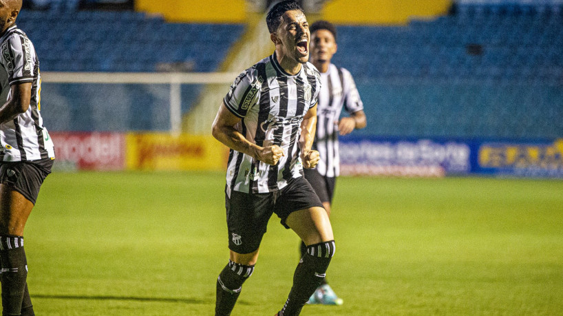 Volante Guilherme Castilho comemorando um dos gols do Ceará contra o Pacajus no PV