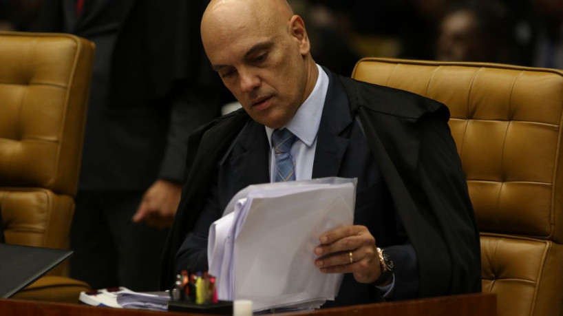 O ministro Alexandre de Moraes determinou busca e apreensão direcionada ao ex-presidente Jair Bolsonaro