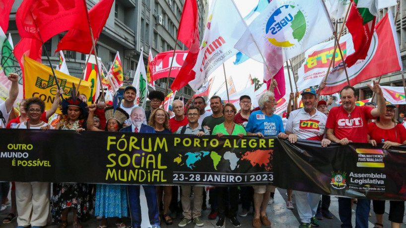 Participantes do Fórum Social Mundial realizam marcha no centro de Porto Alegre