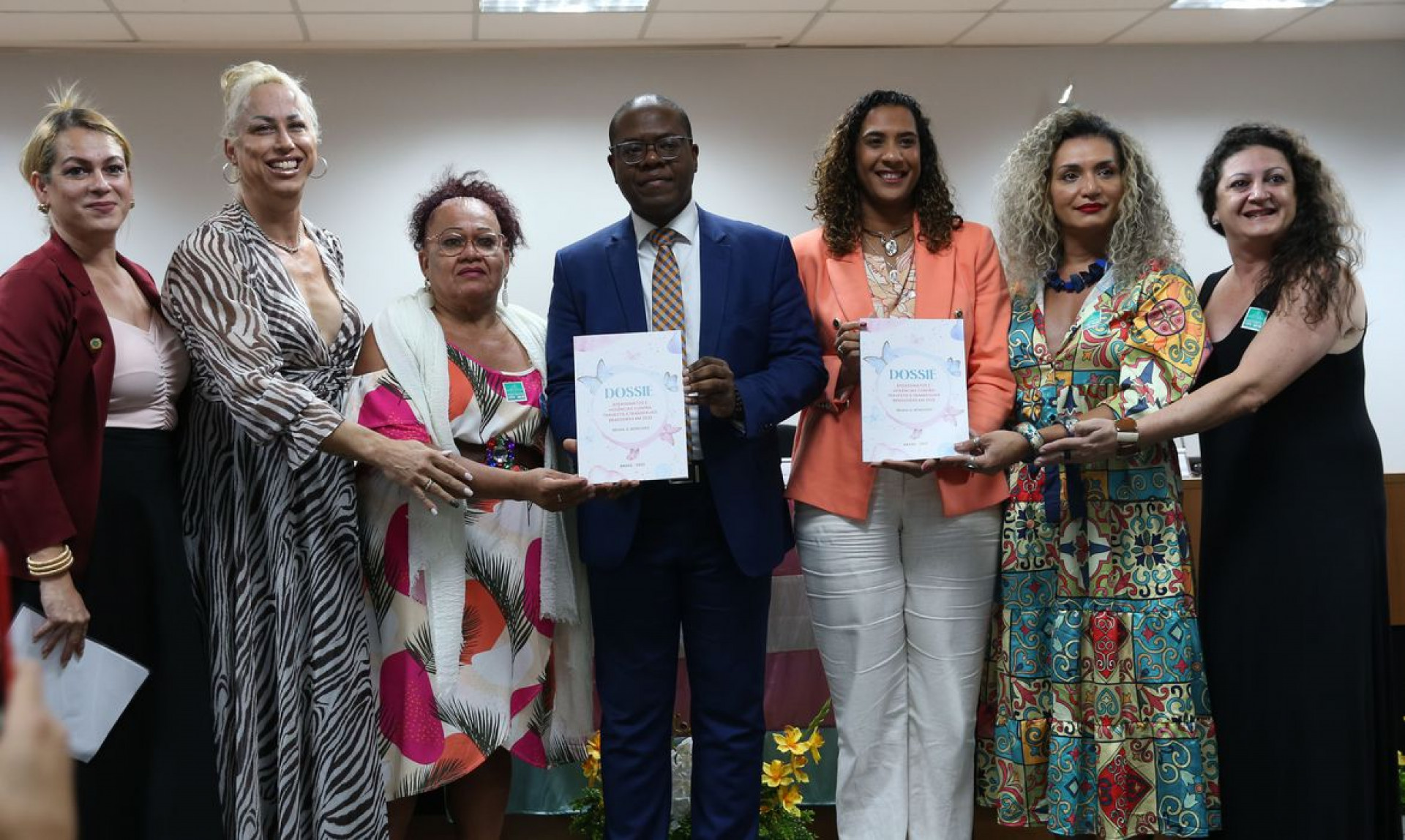 E/D.Keila Simpeson, Ministra Igualdade Racial, Anielle Franco, ministro dos Direitos Humano, Silvio Luiz de Almeida, Secretaria Nacional de Pessoas LGBTQIA+, Symmy Larrat, e a Secreetaria da Associação de Travestis eTransexuais, Bruna Benevides. (Foto: Valter Campanato/Agência Brasil)