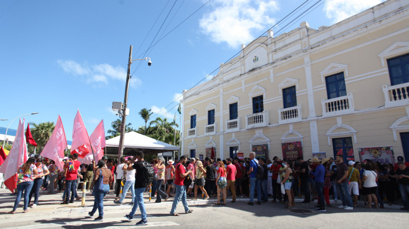 Protesto de professores de Fortaleza na frente do Paço Municipal, na manhã desta sexta-feira, 27