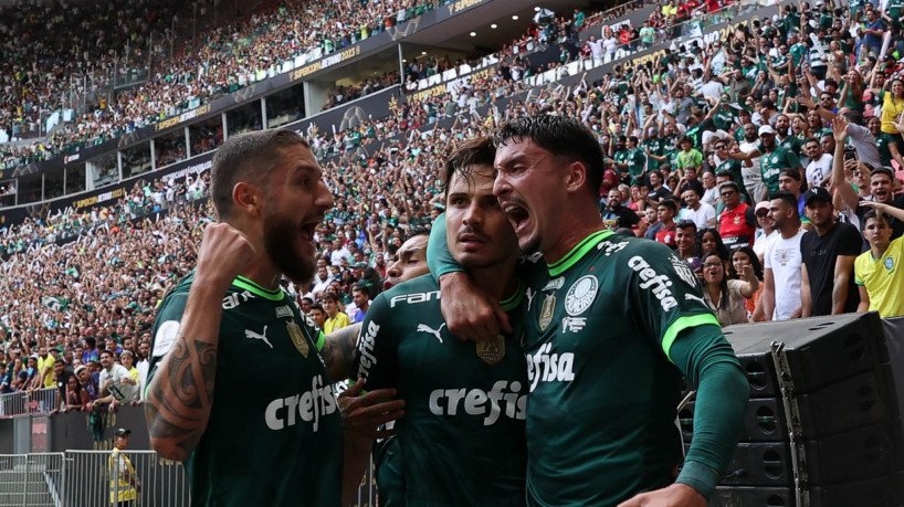 O jogador Raphael Veiga, da SE Palmeiras, comemora seu gol contra a equipe do CR Flamengo, durante partida válida pela final da Supercopa do Brasil, no Estádio Mané Garrincha. 