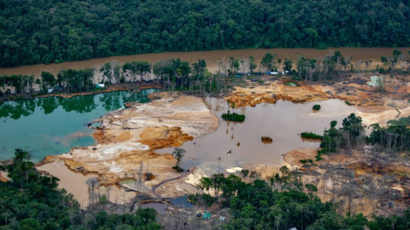 Garimpo no rio Uraricoera, na Terra Indígena Yanomami