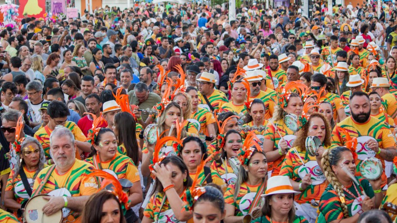 FORTALEZA, CEARÁ, BRASIL, 28-01-2023: Pré-Carnaval Praia de Iracema. (Foto: Samuel Setubal/ Especial para O Povo)