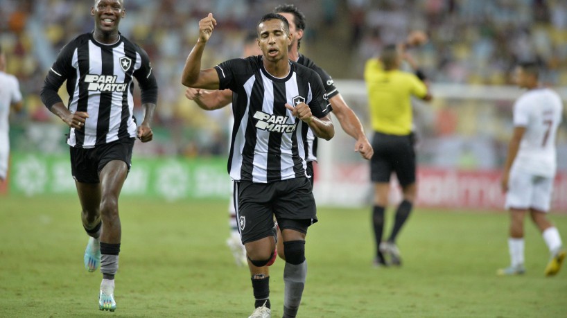 O jogador Victor Sá do Botafogo comemora gol  durante partida entre Fluminense e Botafogo, válida pelo Campeonato Carioca 2023, realizada no Estádio Maracanã na cidade do RIo de Janeiro, (RJ), neste Domingo (29)