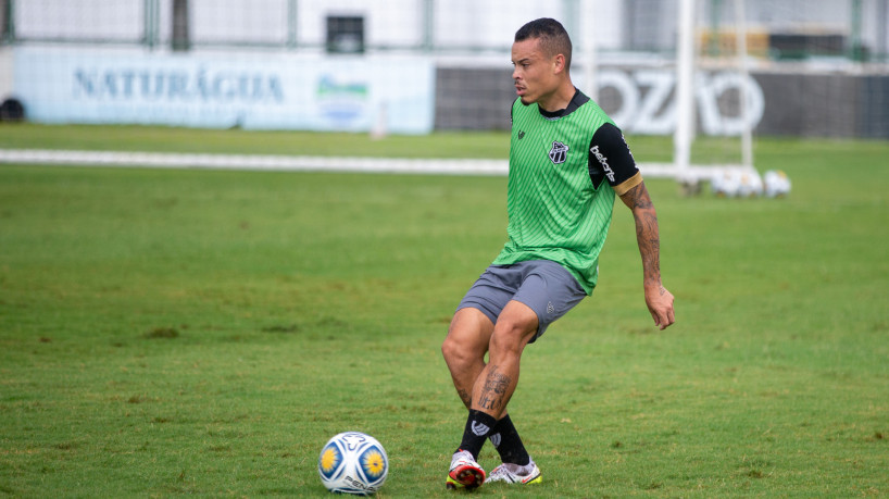 Volante Kelvyn em treino do Ceará no estádio Carlos de Alencar Pinto, em Porangabuçu