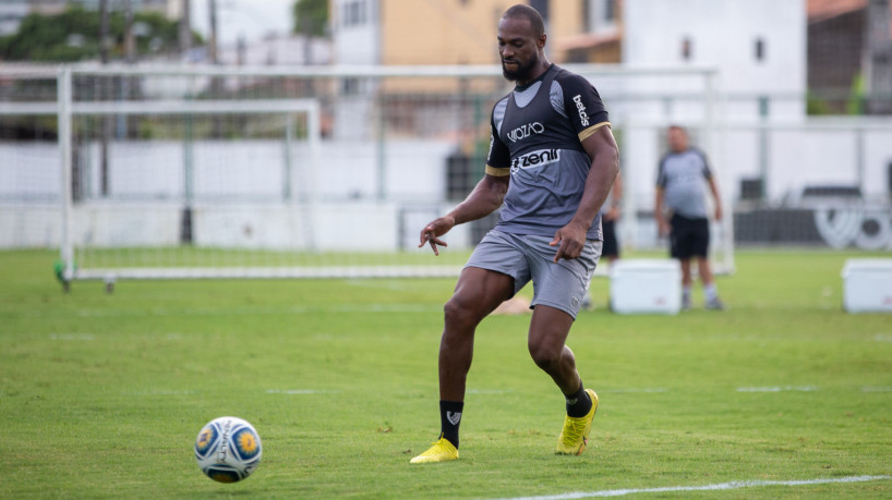 Zagueiro Luiz Otávio em treino do Ceará no estádio Carlos de Alencar Pinto, em Porangabuçu