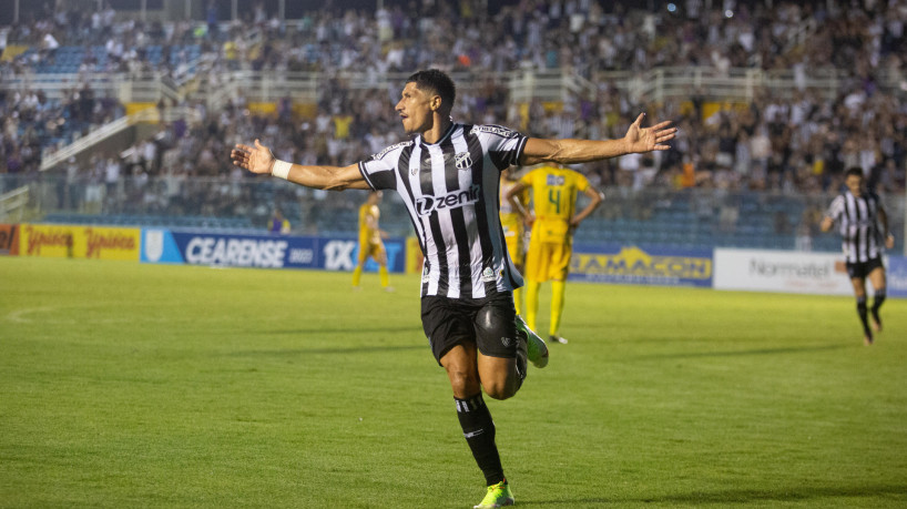 Atacante Luvannor comemora gol no jogo Ceará x Pacajus, no PV, pelo Campeonato Cearense 2023