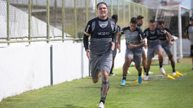 Meia Vina em treino do Ceará no estádio Carlos de Alencar Pinto, em Porangabuçu