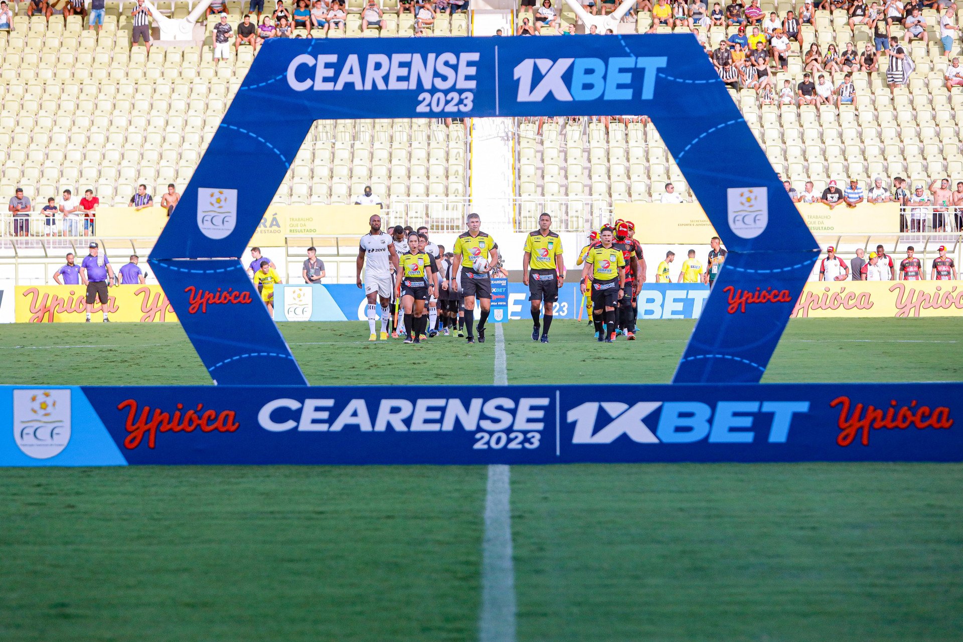 Totem e placa do Campeonato Cearense 2023 no jogo Guarani de Juazeiro x Ceará, na Arena Romeirão (Foto: Josimar Segundo/Ceará SC)