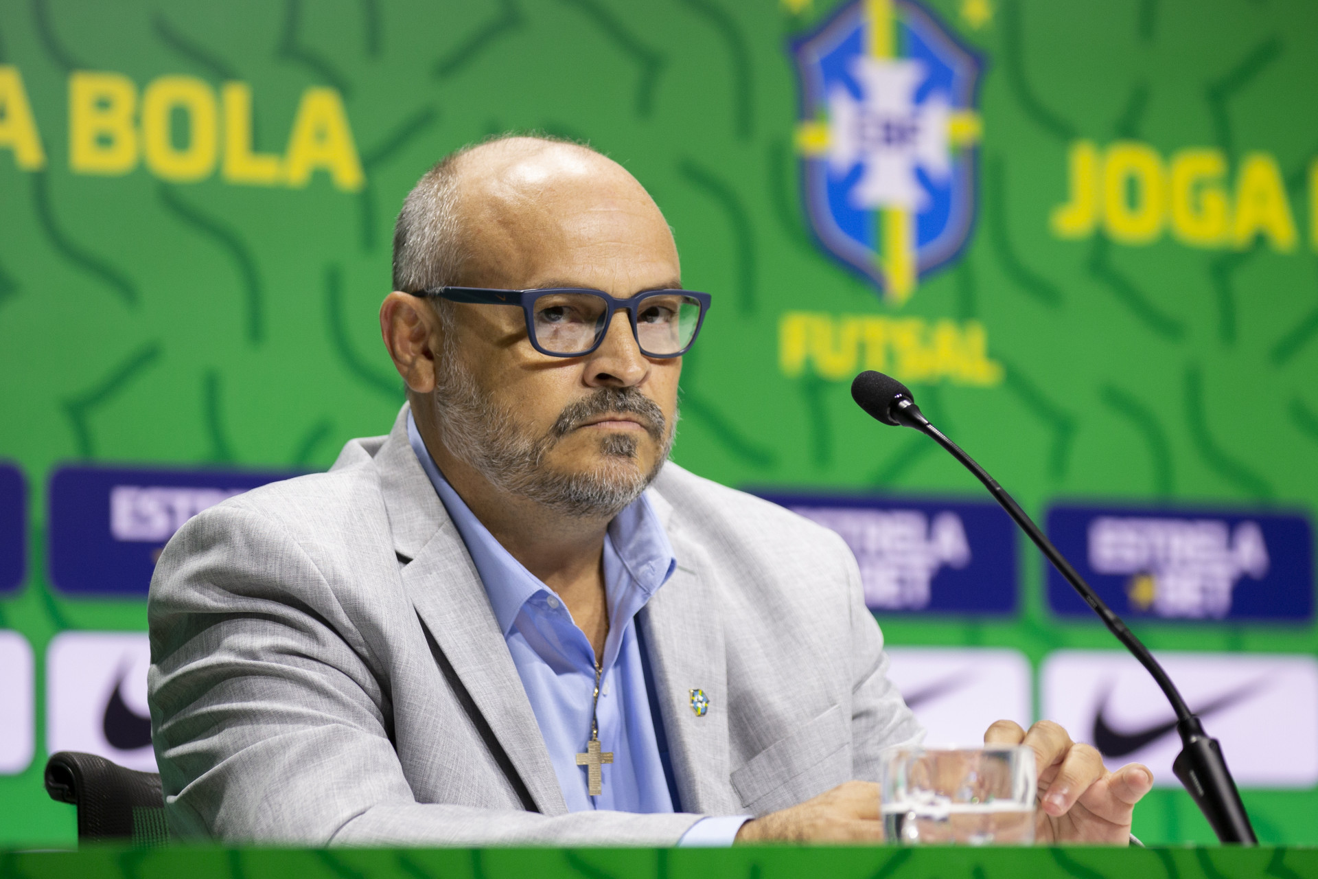 Wilson Sabóia, técnico da seleção brasileira feminina de futsal, em entrevista coletiva na sede da CBF, no Rio de Janeiro (Foto: Thais Magalhães/CBF)