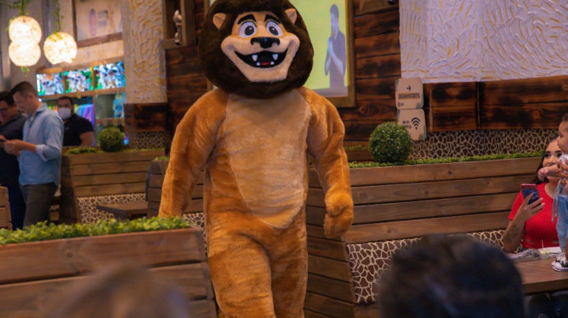 Leonel, leão mascote da marca, anima as refeições 
nos espaços do Mundo Animal
