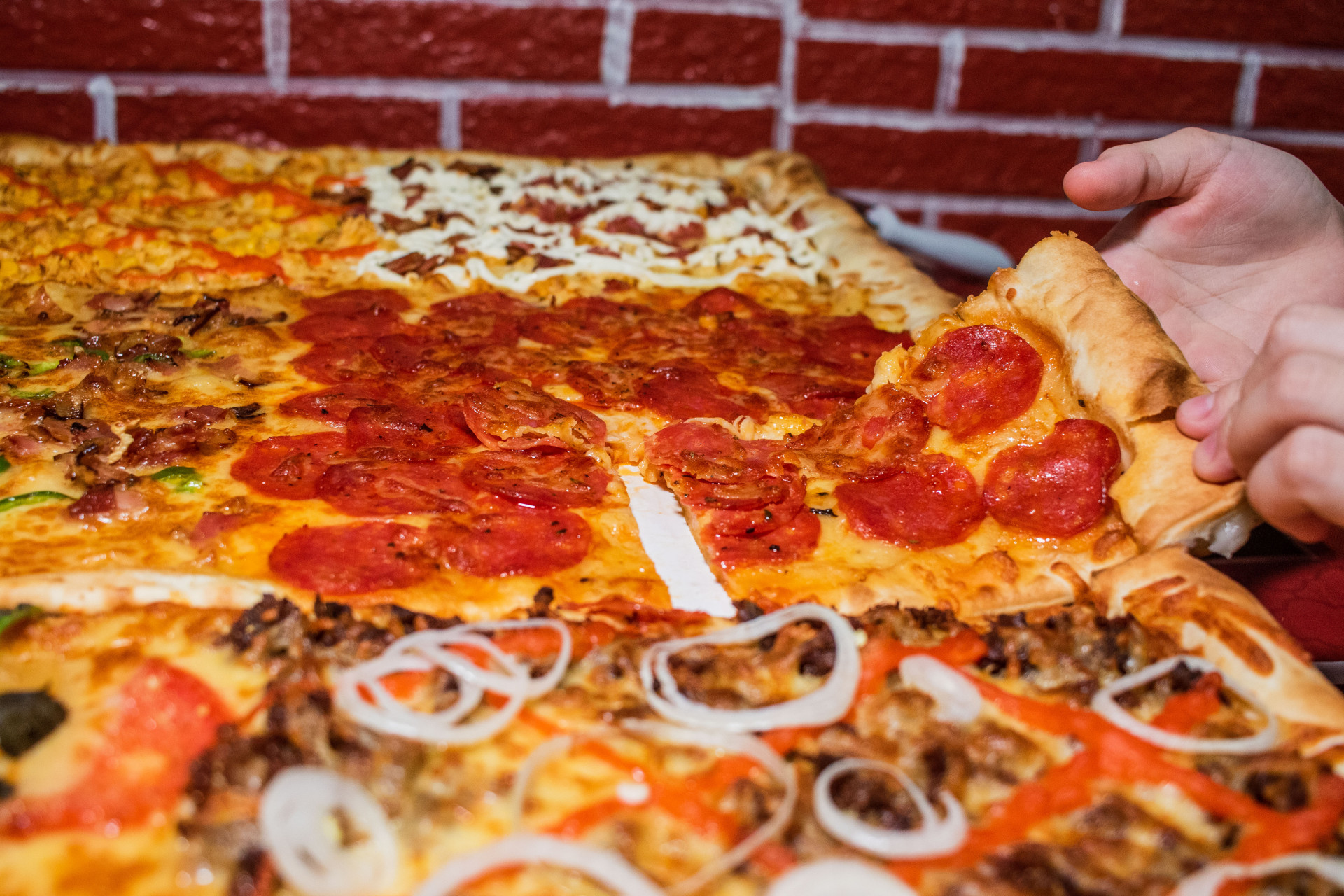 A pizzaria Top Família traz a proposta de pizza diferenciada, como a pizza de metro (Foto: FERNANDA BARROS)