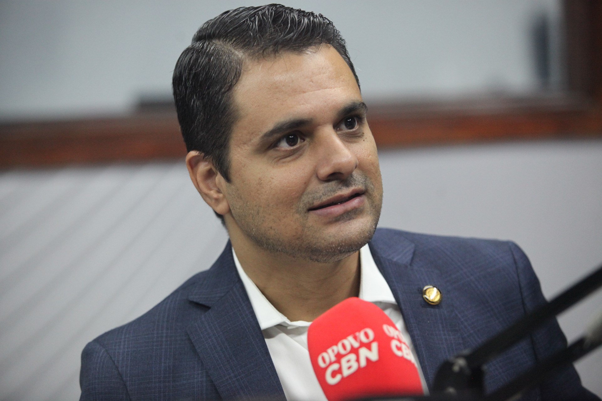 Gardel Rolim, presidente da câmara de vereadores, visita a rádio O POVO/CBN. (Foto: FÁBIO LIMA)