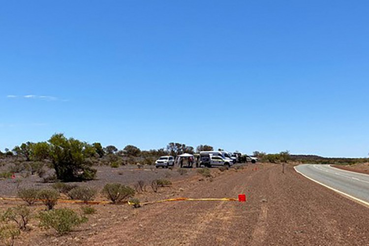 Este folheto do Departamento de Bombeiros e Serviços de Emergência do Governo da Austrália Ocidental, obtido e recebido em 1º de fevereiro de 2023, mostra uma cápsula radioativa, que caiu de um caminhão, depois de ter sido encontrada ao longo de uma estrada deserta ao sul de Newman, Austrália Ocidental. Uma cápsula minúscula, mas perigosamente radioativa, que caiu de um caminhão em um trecho remoto da rodovia Outback, na Austrália Ocidental, no mês passado, foi encontrada em 1º de fevereiro, disseram as autoridades