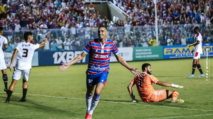 Atacante Thiago Galhardo comemorando o gol marcado contra o Atlético-CE, no PV