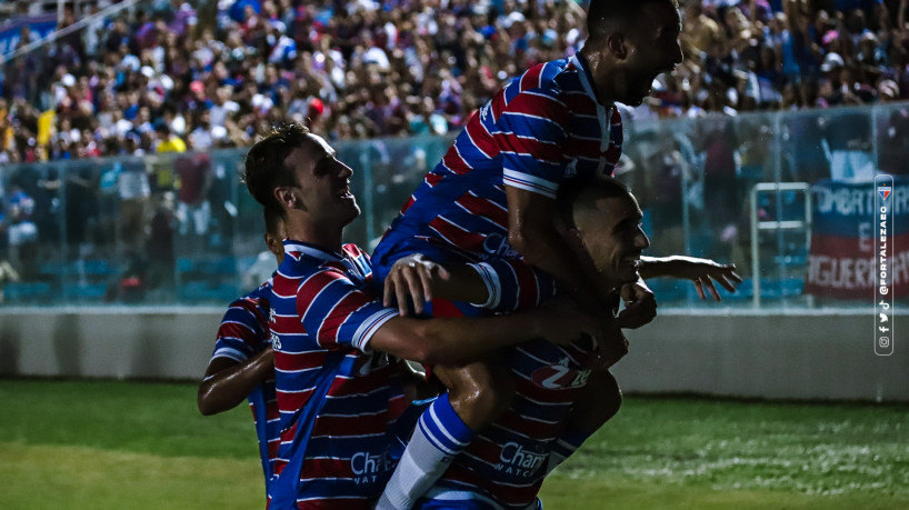 Atletas do Fortaleza comemorando um dos gols marcados contra o Atlético-CE, no PV