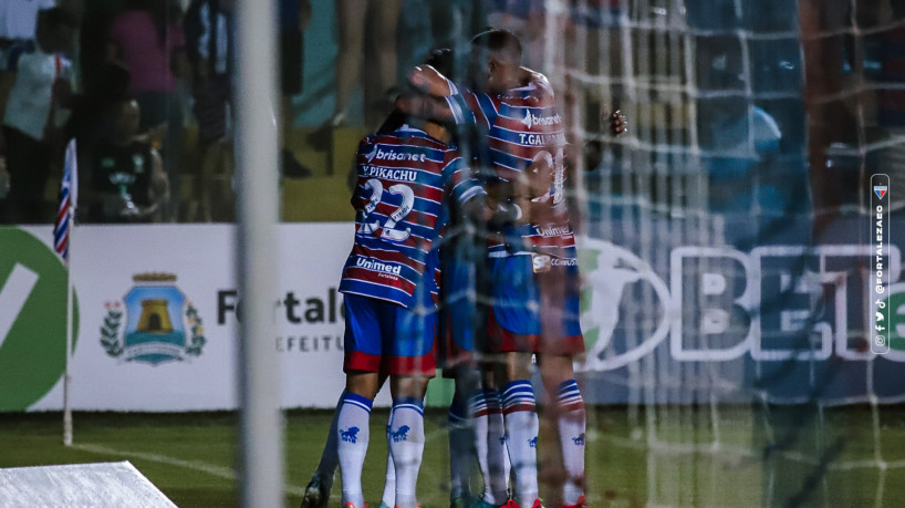 Jogadores do Fortaleza abraçados após um gol marcado contra o Atlético-CE, no PV