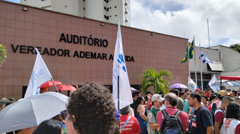 Professores realizam manifestação na Câmara Municipal de Fortaleza pelo reajuste do piso salarial e continuam paralisação após proposta do prefeito José Sarto.