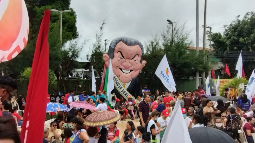 Professores realizaram manifestação na Câmara Municipal de Fortaleza nesta quarta-feira. Prefeito José Sarto pediu para que os docentes retornem às atividades. 