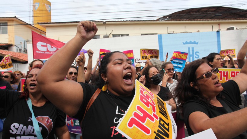 Protesto de professores saiu da praça da Imprensa e foi até a Secretaria de Educação