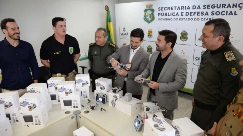 Secretário Samuel Elânio (paletó cinza, camisa preta) e delegado-geral da Polícia Civil, Márcio Gutierrez, seguram novos drones adquiridos pela SSPDS para ações de segurança