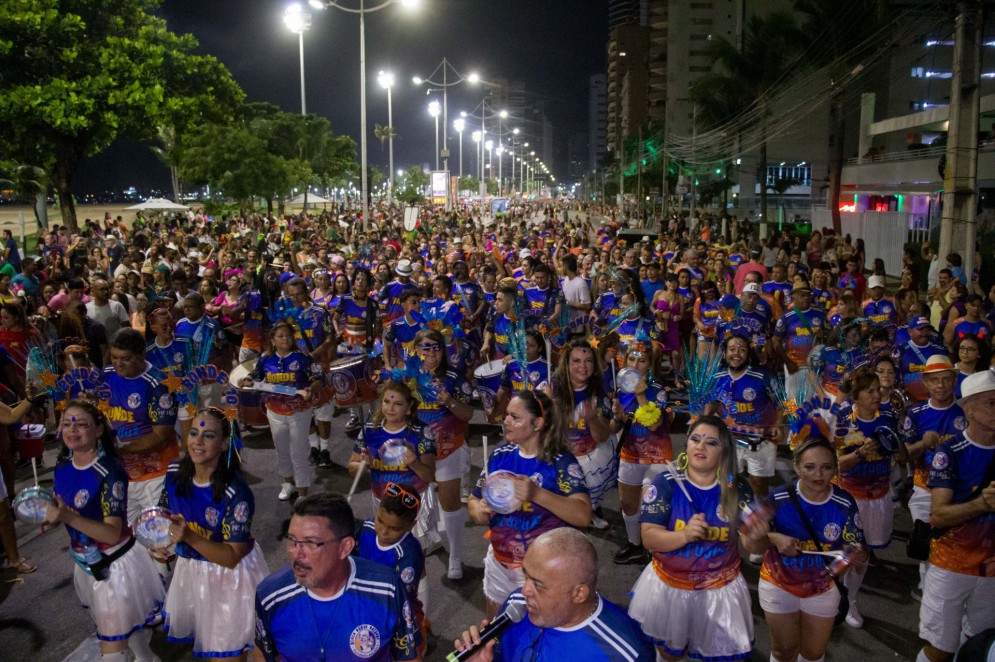 Batuques deram o tom da festa com cortejo saindo do antigo Boteco Praia até o Aterrinho da Praia de Iracema