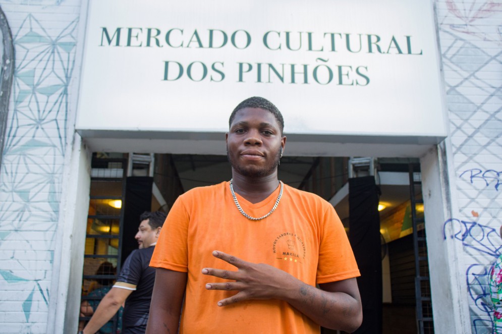 David Makila, que trabalha em um box localizado no Mercado Cultural dos Pinhões, declara que as vendas estão boas e que já tinha essa expectativa para o Pré-Carnaval de 2023