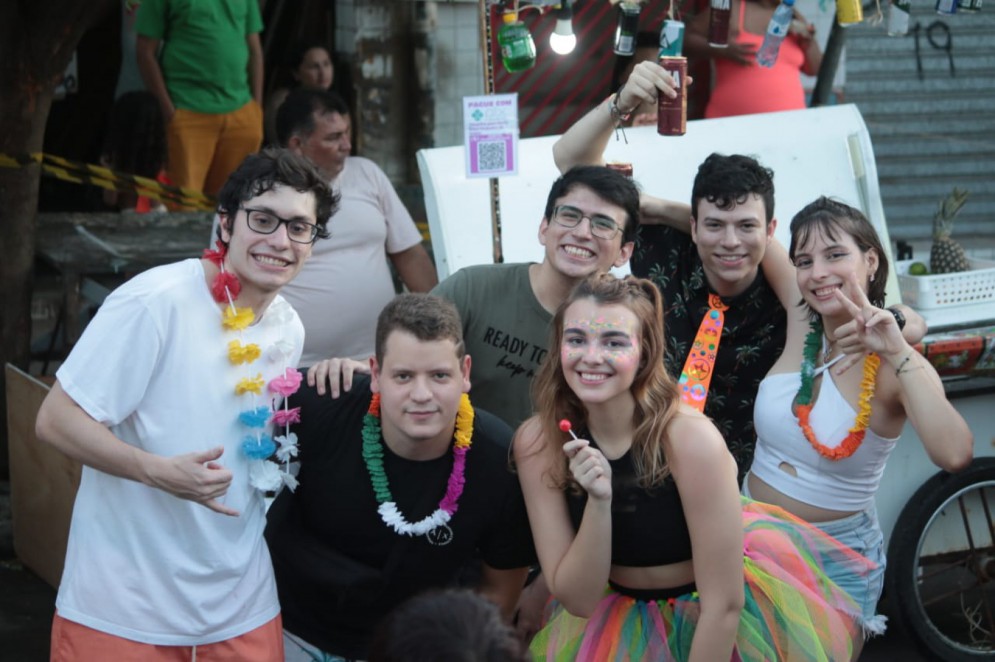Foliões se divertem no Mercado dos Pinhões durante o terceiro sábado do Pré-Carnaval Fortaleza 2023