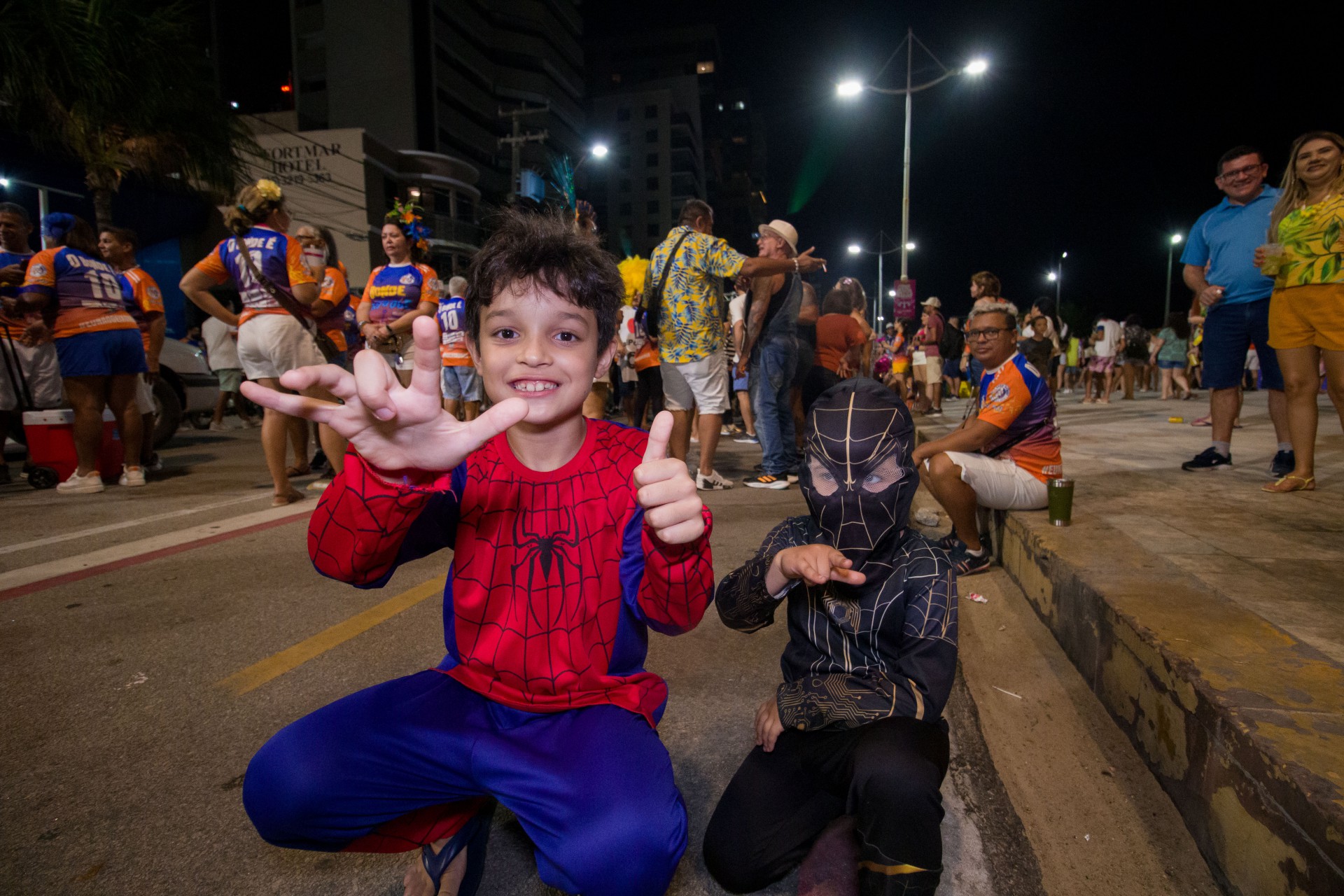 Na avenida Beira-Mar, fechada para a passagem do cortejo, crianças em suas mais diversas fantasias correm livremente e famílias inteiras aguardam a chegada dos blocos do Pré-Carnaval de 2023.