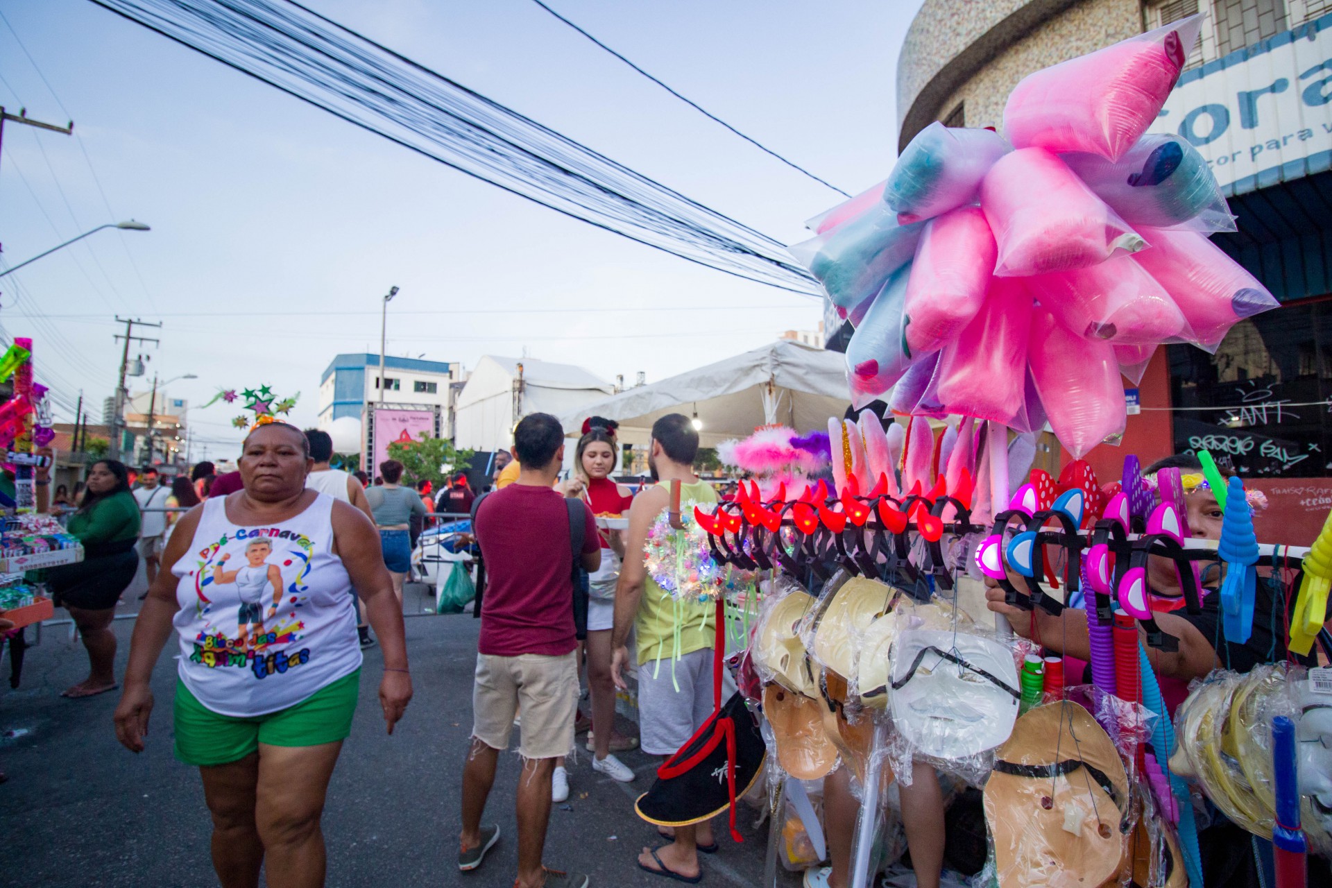 Com um público majoritariamente jovem, a venda de bebidas, lanches, adereços e glitters, além da famigerada ida ao banheiro, favoreceu o comércio na praça e nas ruas do entorno do Mercado dos Pinhões.