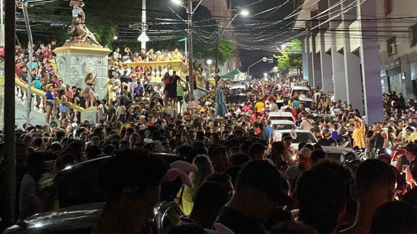 Praça dos Leões durante pré-carnaval no sábado, 4 de fevereiro