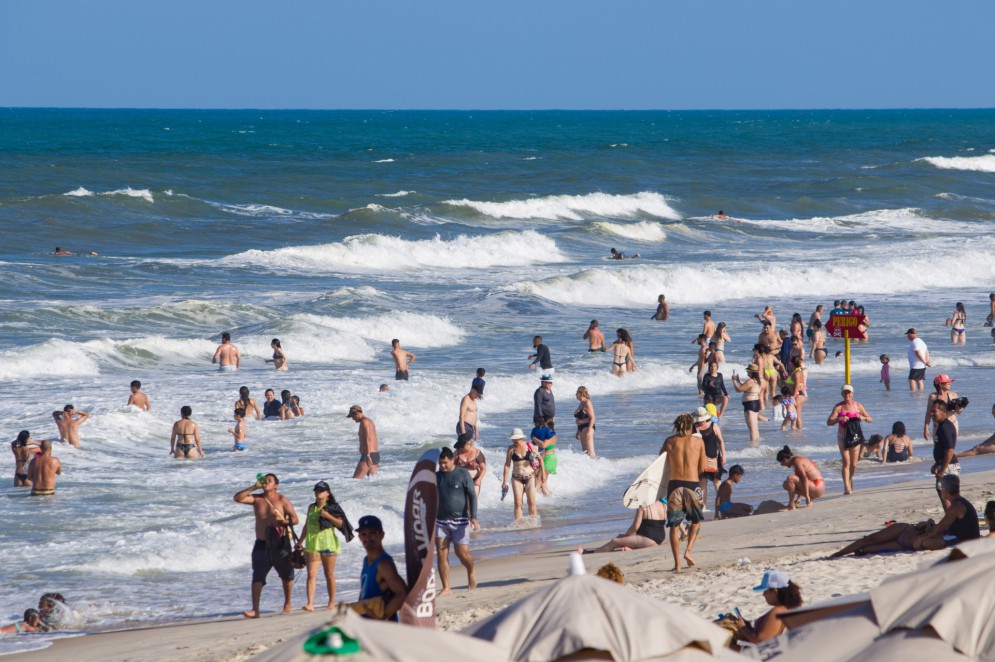 Praia do Futuro apresenta problemas de balneabilidade há mais de 20 dias