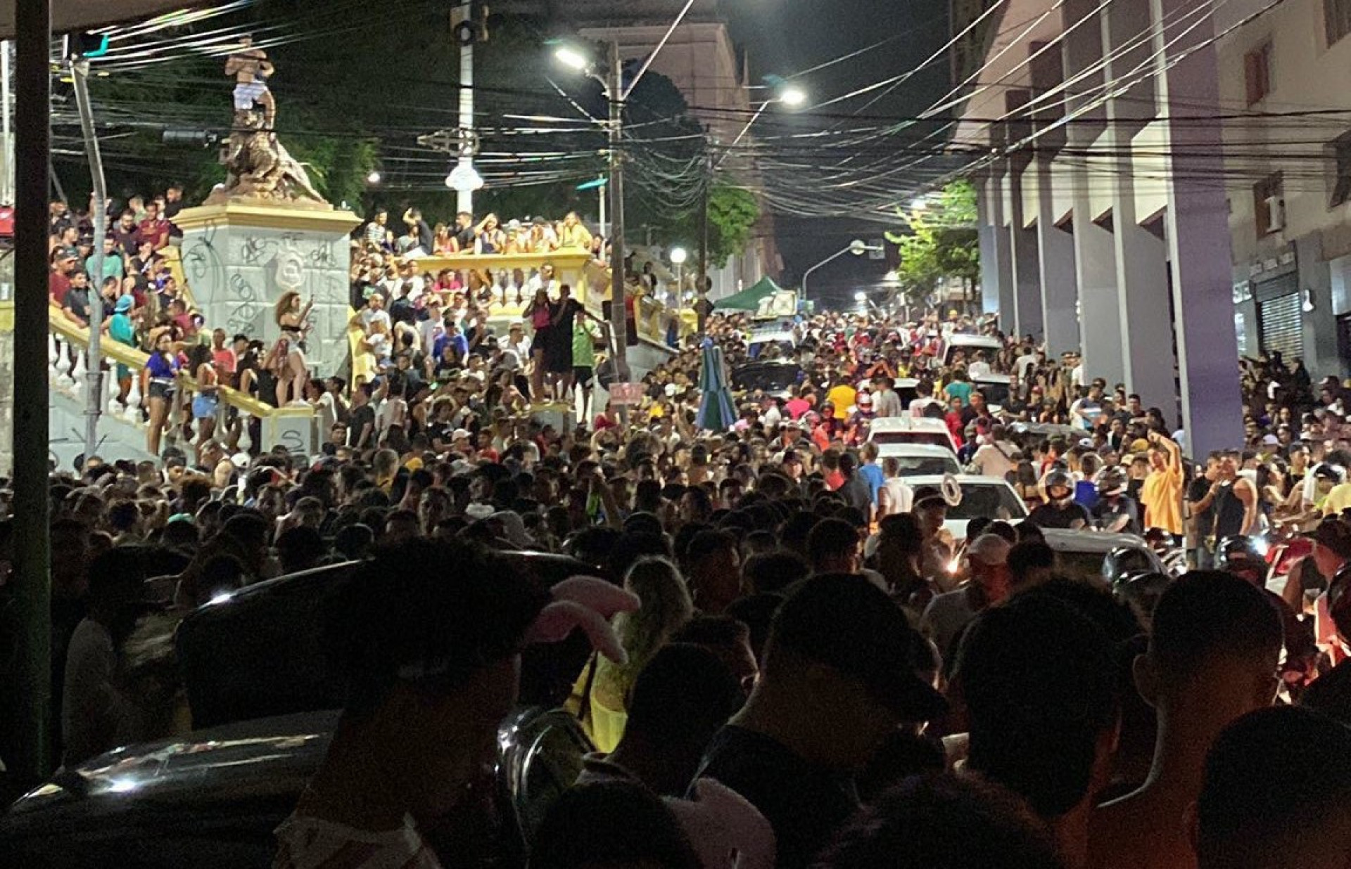 Praça dos Leões durante pré-carnaval no sábado, 4 de fevereiro (Foto: Reprodução/ Twitter)